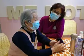上海阿婆被录用！88岁阿尔茨海默病老人做餐厅服务员图片