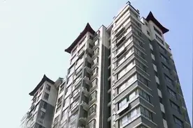物业与开发商“踢皮球”！曲阜丰泽园小区业主16层楼爬了20天图片