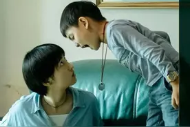 20岁女孩需养三个弟妹欲轻生，姐姐有义务抚养弟弟吗？图片