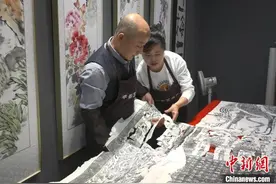 古字画装裱修复师：甘为“老牛”让古字画“延年益寿”图片