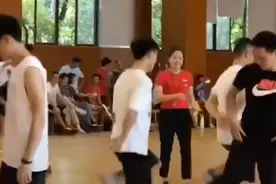 男体育老师集体学跳皮筋：叉腰自信舞动，手忙脚乱中不失认真图片