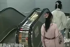 视频丨危险！长裙飘飘坐地铁，衣角卷入扶梯内图片