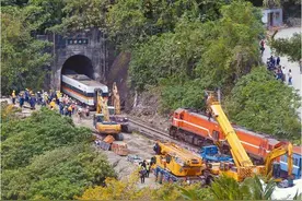 台媒：“绿委”要求台铁事故现场盖纪念碑，花莲人怒了：可以先把你拖去埋吗？图片