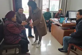 南江县一八旬老人进山挖草药迷路 村里连夜搜寻10小时将其寻回图片