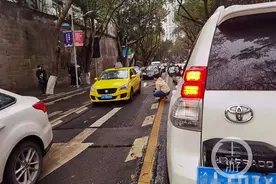 危险！游客马路中央打卡中山四路图片