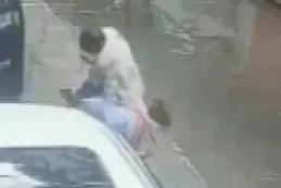 赞到爆！男子持刀当街对无辜女子行凶，危急时刻，他挥出正义的铁锹图片
