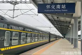 绿皮车开进怀化南高铁站，跨线怀衡铁路运行节省5个小时图片