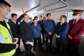 上线热身！ 武汉地铁5号线全自动列车展示“最强大脑”图片