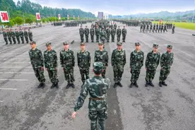 直击！武警重庆总队春季入伍新兵队列训练图片
