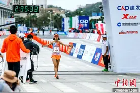 厦门马拉松赛重启开跑 万余人共赴白金厦马之约图片