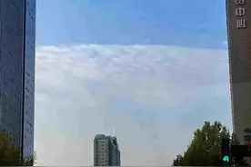 今天河南天空惊现一道“云墙”！咋回事儿？图片