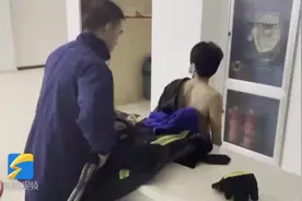 50秒｜男子家中拔火罐无法取下 消防员拿出“大钳子”来帮忙