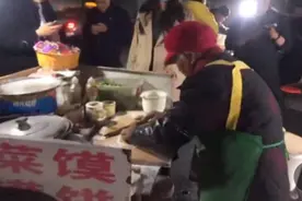 96岁煎饼奶奶火了！凌晨两点33万人围观直播 网友担心她成第二个“拉面哥”图片