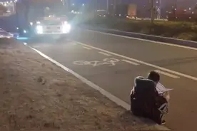 高三女生路边借车灯看书，接下来的一幕很美好图片