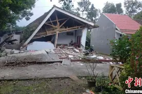 印尼强震已致6人死亡 部分建筑被毁房屋屋顶震塌图片