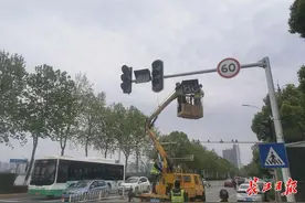 市民建议获采纳，这个路口增加了左转信号灯图片