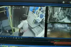 13岁女孩下公交时手脚被门夹，遭拖行20秒！视频看着太疼了…官方通报图片