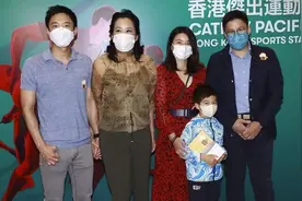 郭晶晶带儿子陪婆婆出席活动 一家人罕见同框图片