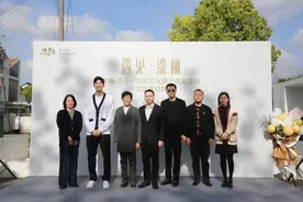 颜骏凌变身“非遗文化传播大使”：踢球也要有工匠精神，相信国足能旗开得胜图片