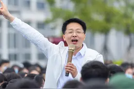 四川犍为教育局长跳霹雳舞火了背后：曾率先叫停全县培训机构引争议图片