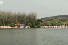 荡起双桨！市民划船游湖锻炼赏美景图片