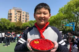 长宁这群学生用哈密瓜和草莓造了一条“红船”……图片