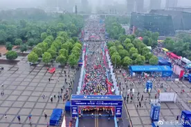 2021重庆璧山半程马拉松开跑图片