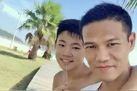 儿子有点厌学，爸爸带到工地搬砖！最近爆火的这段视频主人公，我们找到了图片