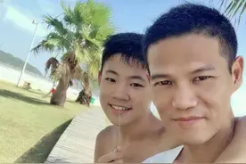 儿子有点厌学，爸爸带到工地搬砖！最近爆火的这段视频主人公，我们找到了图片