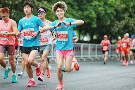 五年徐马，四赛合一，万人驰骋“最美马拉松赛道”，有选手已拿到奥运入场券图片