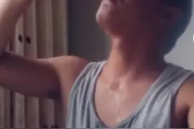 “喝播”拎起白酒就往嘴里灌，一口气喝完6.9升奶茶，中纪委已表态，央媒刚刚也发声了：对问题“喝播”必须当头棒喝”图片