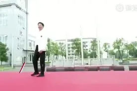 教育局局长为学生跳霹雳舞，全场沸腾！网友怒赞：太帅了图片