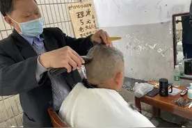 5块钱的“顶上功夫”：老街理发师20年低价理发，有人专程去找他图片