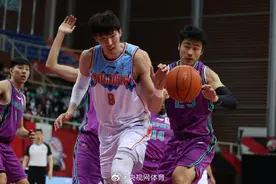 周琦呕吐伤退后报平安：没有大碍图片