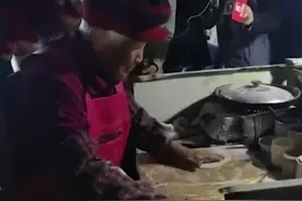 96岁奶奶走红，摊位前排起长队！网友却这样说图片