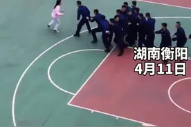 女孩和蓝朋友玩起“老鹰抓小鸡”，网友：抓到可以做男朋友吗？图片
