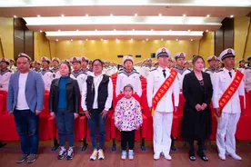 晋升军衔现场，这一幕太暖了图片