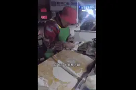 96岁奶奶深夜摆摊火了，然后被几十个主播围住了……图片