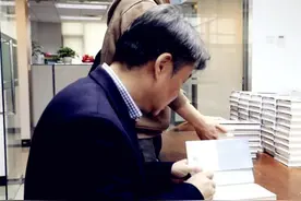 余华签售缘何特赠易烊千玺专属签名？原来两人关系早就不一般图片