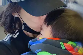 章子怡母爱满溢抱着儿子一顿猛亲 自侃：被爱挤出双下巴图片