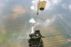 皖东腹地，特种兵开展多伞型实跳训练图片