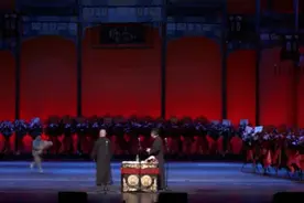 郭德纲封箱演出获6岁儿子献花 称儿子就喜欢德云社里疯玩图片