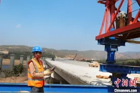 云南在建最大高速公路枢纽立交首片预制梁成功架设图片
