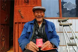 63年党龄的百岁老人胡文万 胸中燃烧着信仰之火图片