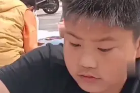 缘分呐！妈妈带儿子逛公园 巧遇另一个一模一样的“儿子”图片