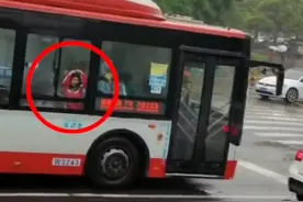 遇到公交车上的女同学，男孩雨中向她“比心”，网友：赢在起跑线图片