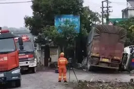 突发！广西面包车与大货车相撞，多人被挤压，交警已在现场调查图片