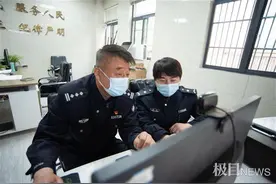 男子创业失败隐身21年流浪街头病倒，汉警辨音识人帮76岁老爹找到家人图片