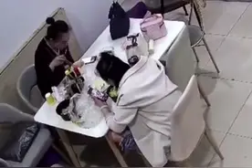女子用微波炉加热鸡蛋，吃的时候鸡蛋爆炸图片