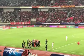 你怎能不泪流满面？！中国球迷赛后万人合唱《怒放的生命》视频封面